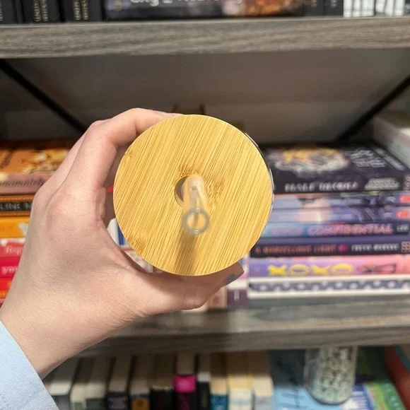 Holographic it’s a good day to read a book glass with bamboo lid and straw - Picture 2 of 4